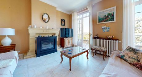 Grande maison en pierre avec vue dominante à proximité du centre du village sur un terrain de plus de 2000 m2