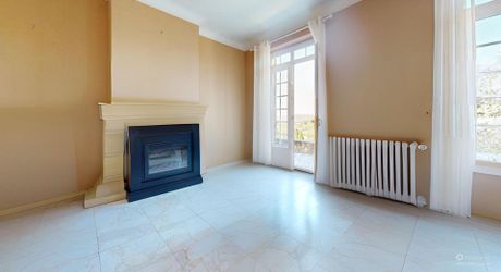 Grande maison en pierre avec vue dominante à proximité du centre du village sur un terrain de plus de 2000 m2