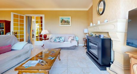Grande maison en pierre avec vue dominante à proximité du centre du village sur un terrain de plus de 2000 m2