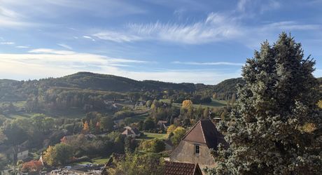 Grande maison en pierre avec très belle vue dominante à proximité du centre du village sur un terrain de plus de 2000 m2