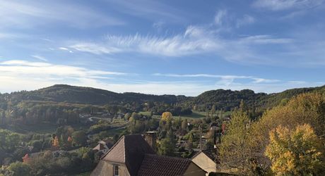 Grande maison en pierre avec très belle vue dominante à proximité du centre du village sur un terrain de plus de 2000 m2
