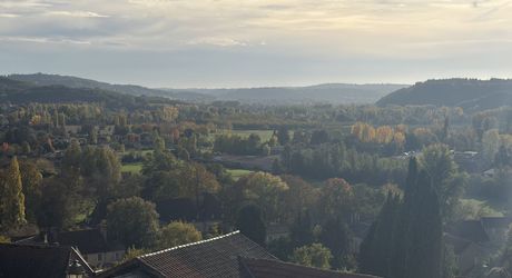 Grande maison en pierre avec très belle vue dominante à proximité du centre du village sur un terrain de plus de 2000 m2
