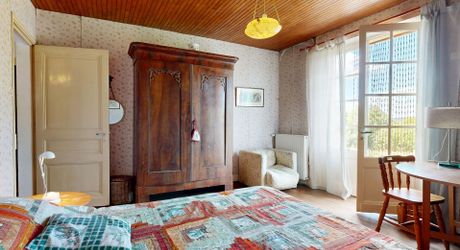Maison en pierre avec piscine, au calme, jolie vue et proche commerces.