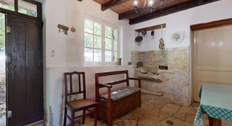 Maison en pierre avec piscine, au calme, jolie vue et proche commerces.