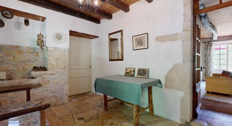Maison en pierre avec piscine, au calme, jolie vue et proche commerces.