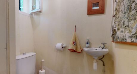 Maison en pierre avec piscine, au calme, jolie vue et proche commerces.