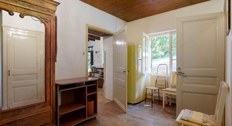 Maison en pierre avec piscine, au calme, jolie vue et proche commerces.