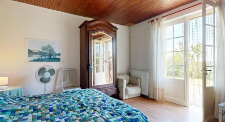 Maison en pierre avec piscine, au calme, jolie vue et proche commerces.