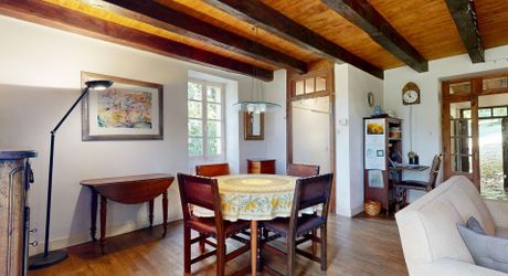 Maison en pierre avec piscine, au calme, jolie vue et proche commerces.