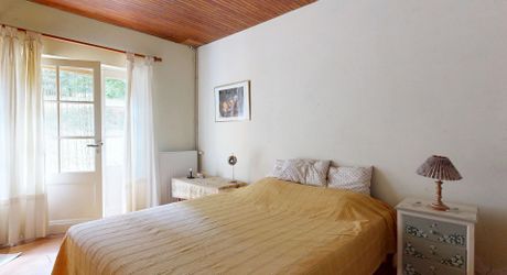 Maison en pierre avec piscine, au calme, jolie vue et proche commerces.