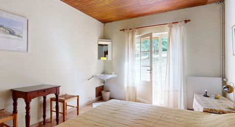 Maison en pierre avec piscine, au calme, jolie vue et proche commerces.