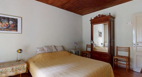 Maison en pierre avec piscine, au calme, jolie vue et proche commerces.