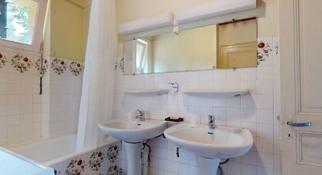Maison en pierre avec piscine, au calme, jolie vue et proche commerces.