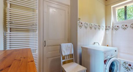 Maison en pierre avec piscine, au calme, jolie vue et proche commerces.