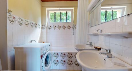 Maison en pierre avec piscine, au calme, jolie vue et proche commerces.