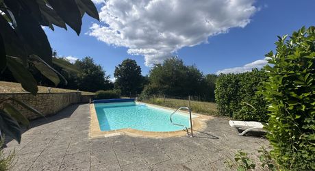 Maison en pierre avec piscine, au calme, jolie vue et proche commerces.