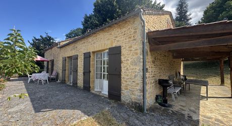 Maison en pierre avec piscine, au calme, jolie vue et proche commerces.