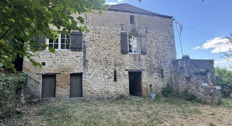 Maison en pierre avec piscine, au calme, jolie vue et proche commerces.