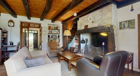 Maison en pierre avec piscine, au calme, jolie vue et proche commerces.