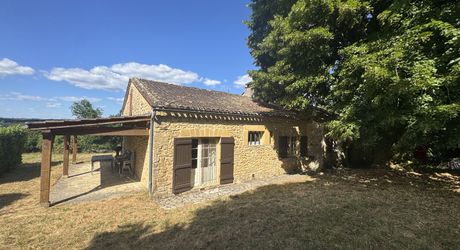 Maison en pierre avec piscine, au calme, jolie vue et proche commerces.