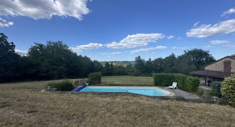 Maison en pierre avec piscine, au calme, jolie vue et proche commerces.