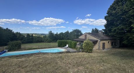 Maison en pierre avec piscine, au calme, jolie vue et proche commerces.