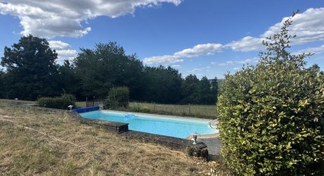 Maison en pierre avec piscine, au calme, jolie vue et proche commerces.