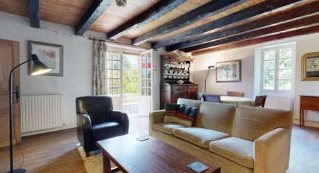 Maison en pierre avec piscine, au calme, jolie vue et proche commerces.