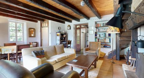 Maison en pierre avec piscine, au calme, jolie vue et proche commerces.