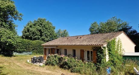 Maison de plain pied, piscine et terrain de 2771m2 