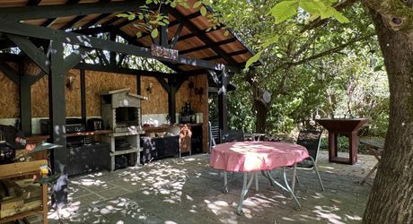 Propriété de charme , traversé par un ruisseau, avec activité gîte et chambres d'hôte, au coeur d'un village avec tous commerces