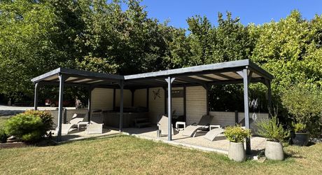 Propriété de charme , traversé par un ruisseau, avec activité gîte et chambres d'hôte, au coeur d'un village avec tous commerces