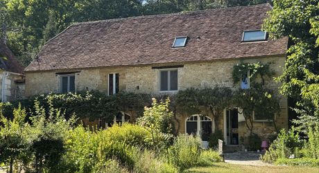 Propriété de charme , traversé par un ruisseau, avec activité gîte et chambres d'hôte, au coeur d'un village avec tous commerces