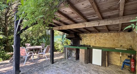 Propriété de charme , traversé par un ruisseau, avec activité gîte et chambres d'hôte, au coeur d'un village avec tous commerces
