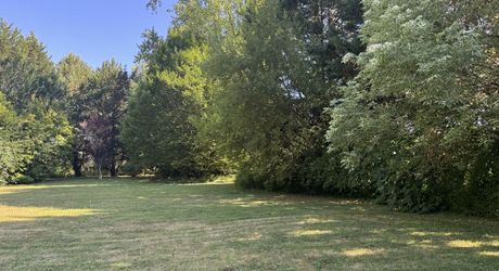 Propriété de charme , traversé par un ruisseau, avec activité gîte et chambres d'hôte, au coeur d'un village avec tous commerces