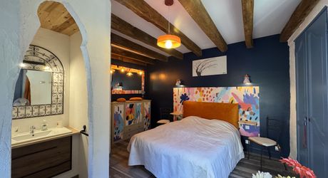 Propriété de charme , traversé par un ruisseau, avec activité gîte et chambres d'hôte, au coeur d'un village avec tous commerces