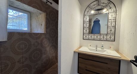 Propriété de charme , traversé par un ruisseau, avec activité gîte et chambres d'hôte, au coeur d'un village avec tous commerces