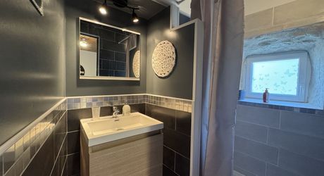 Propriété de charme , traversé par un ruisseau, avec activité gîte et chambres d'hôte, au coeur d'un village avec tous commerces