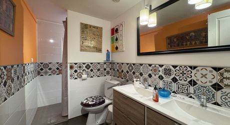 Propriété de charme , traversé par un ruisseau, avec activité gîte et chambres d'hôte, au coeur d'un village avec tous commerces