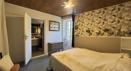 Propriété de charme , traversé par un ruisseau, avec activité gîte et chambres d'hôte, au coeur d'un village avec tous commerces
