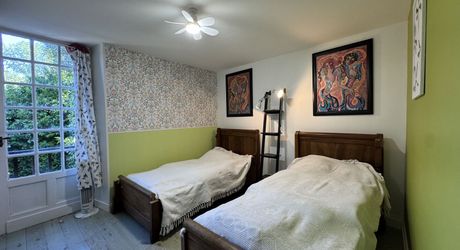 Propriété de charme , traversé par un ruisseau, avec activité gîte et chambres d'hôte, au coeur d'un village avec tous commerces