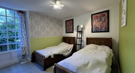 Propriété de charme , traversé par un ruisseau, avec activité gîte et chambres d'hôte, au coeur d'un village avec tous commerces