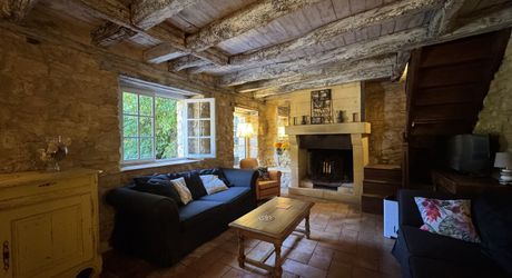 Propriété de charme , traversé par un ruisseau, avec activité gîte et chambres d'hôte, au coeur d'un village avec tous commerces