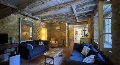 Propriété de charme , traversé par un ruisseau, avec activité gîte et chambres d'hôte, au coeur d'un village avec tous commerces
