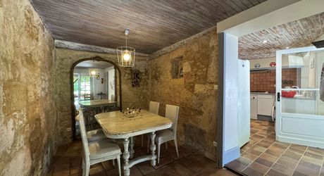 Propriété de charme , traversé par un ruisseau, avec activité gîte et chambres d'hôte, au coeur d'un village avec tous commerces