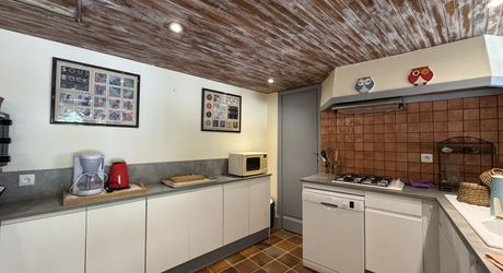 Propriété de charme , traversé par un ruisseau, avec activité gîte et chambres d'hôte, au coeur d'un village avec tous commerces