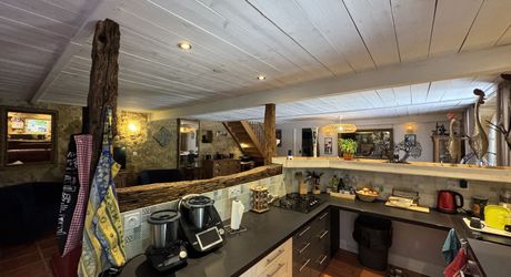 Propriété de charme , traversé par un ruisseau, avec activité gîte et chambres d'hôte, au coeur d'un village avec tous commerces