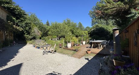 Propriété de charme , traversé par un ruisseau, avec activité gîte et chambres d'hôte, au coeur d'un village avec tous commerces