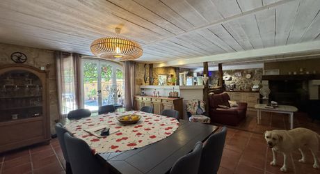 Propriété de charme , traversé par un ruisseau, avec activité gîte et chambres d'hôte, au coeur d'un village avec tous commerces