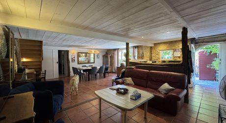 Propriété de charme , traversé par un ruisseau, avec activité gîte et chambres d'hôte, au coeur d'un village avec tous commerces